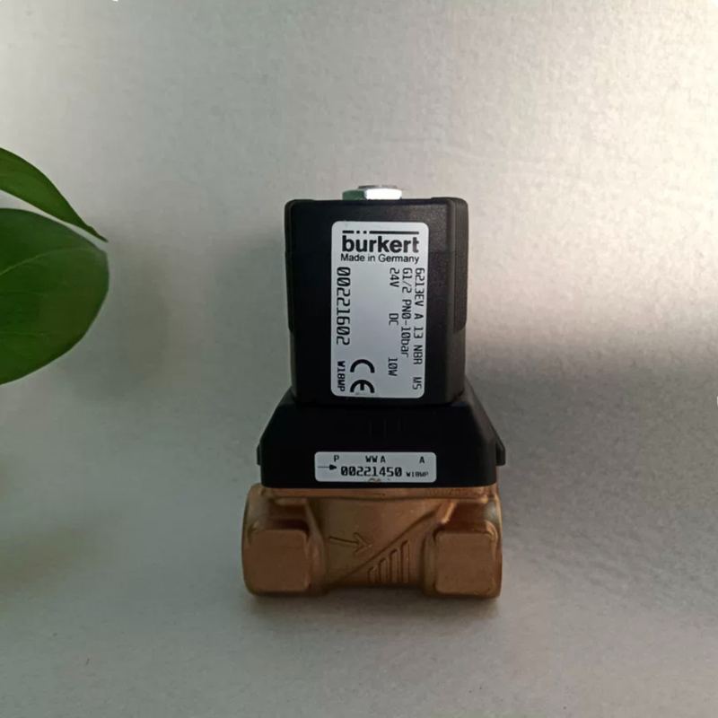 0-10 Bar Resistente a la presión Burkert 00221618 Tipo 6213 Válvula solenoide, sellado NBR 13 orificio G3/4 hilo, carcasa de latón DC24V 8W Para tuberías de -10 ~ 80 ° C